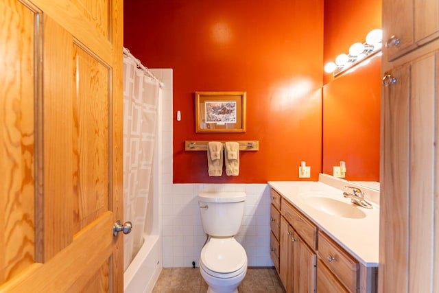 118 Sunset Rd, Ely, MN 55731 - full bathroom featuring tile patterned floors, vanity, toilet, shower / tub combo, and tile walls