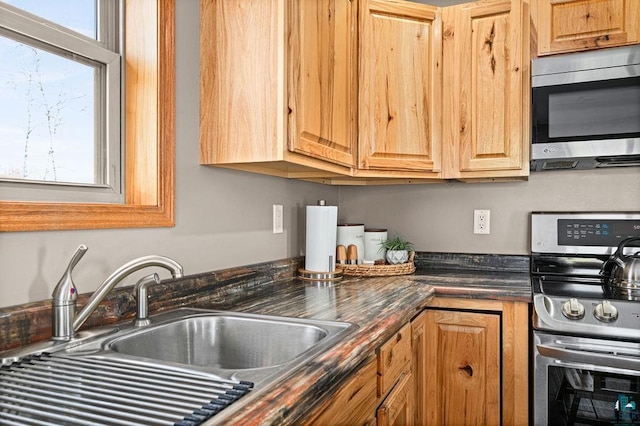 7070 Rice Lake Rd, Duluth, MN 55803 - kitchen featuring stainless steel appliances, a sink, and dark countertops