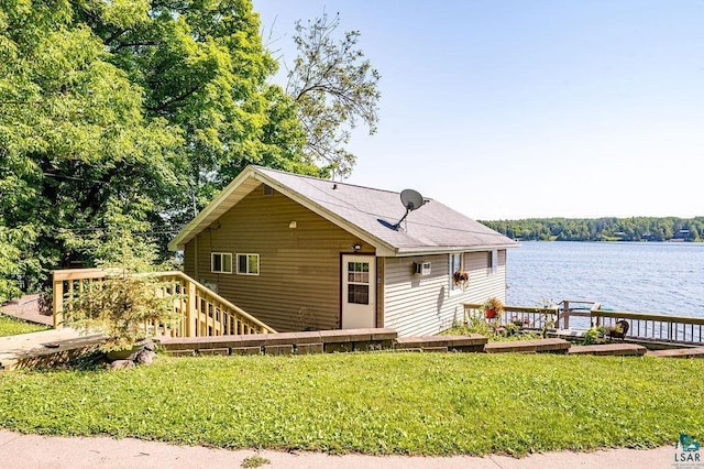 view of front of property featuring a water view and a front yard