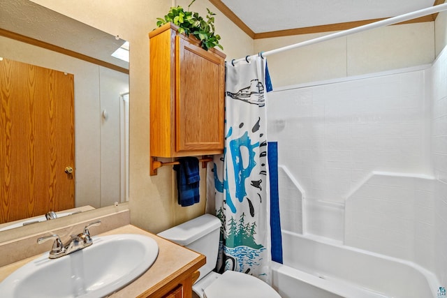 10412 Lakeside Dr, Finlayson, MN 55735 - bathroom with toilet, shower / bath combo with shower curtain, vanity, and ornamental molding