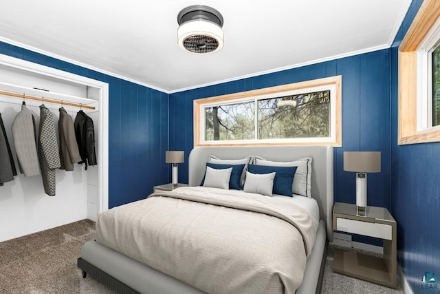2106 Piedmont Ave, Duluth, MN 55811 - carpeted bedroom featuring a closet and crown molding