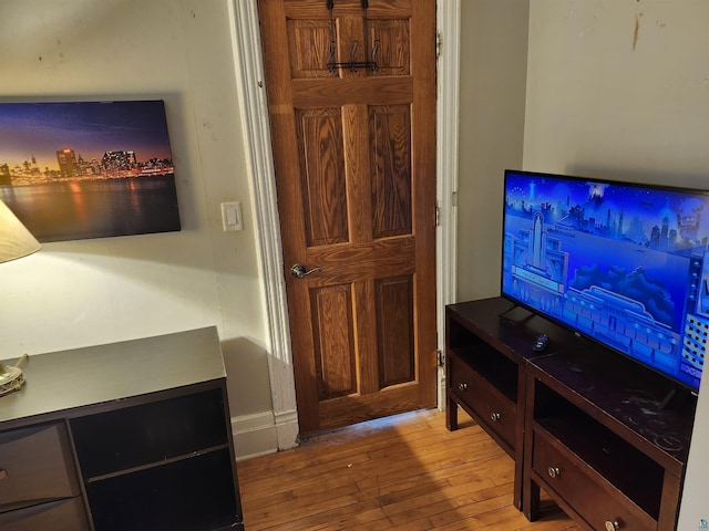 5806 Wadena St, Duluth, MN 55807 - living area featuring hardwood / wood-style floors