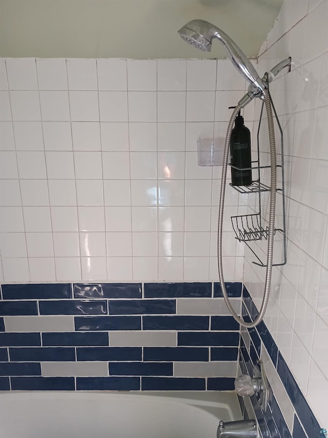 5806 Wadena St, Duluth, MN 55807 - full bathroom featuring shower / bathtub combination