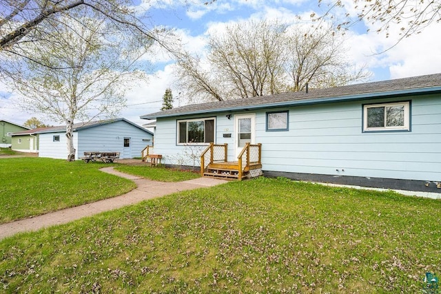 733 13th Ave, Two Harbors, MN 55616 - view of front facade with a front lawn