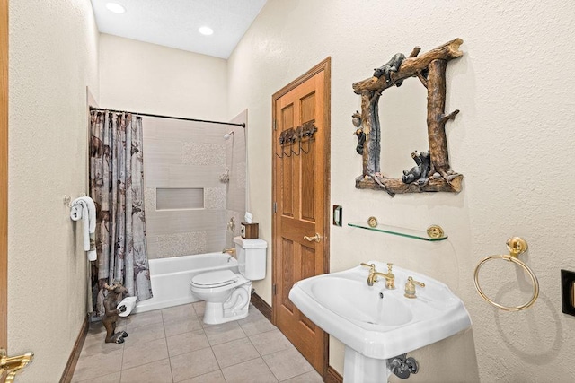5491 N Shore Dr, Duluth, MN 55804 - full bath with tile patterned flooring, toilet, shower / tub combo with curtain, baseboards, and a textured wall