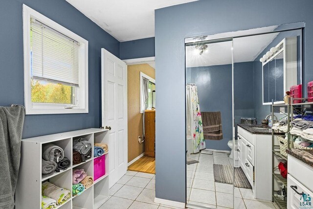 5152 Martin Rd, Duluth, MN 55811 - full bath featuring vanity, tile patterned floors, toilet, a shower with shower curtain, and baseboards