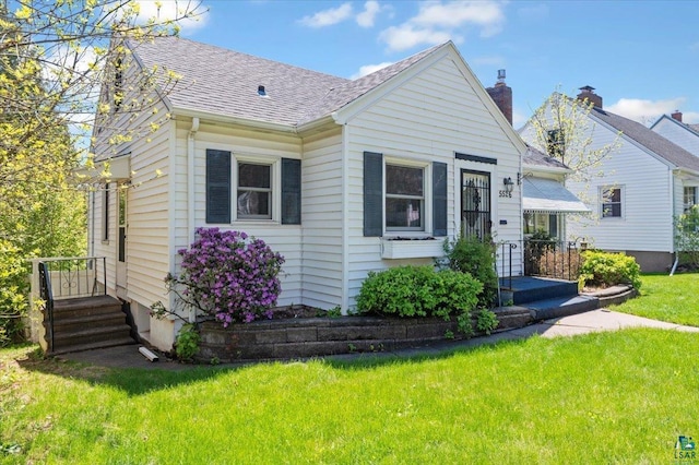 5526 W 8th St, Duluth, MN 55807 - view of front of home featuring a front lawn and roof with shingles