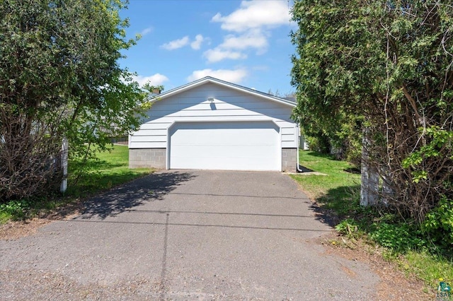 5526 W 8th St, Duluth, MN 55807 - view of front of property with a detached garage