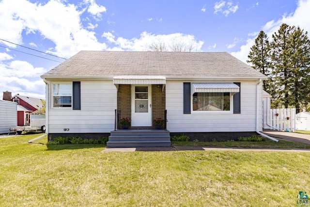 2611 Chambersburg Ave, Duluth, MN 55811 - bungalow with a front lawn and a shingled roof
