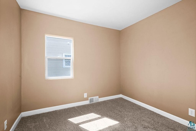 4124 Gilliat St, Duluth, MN 55804 - carpeted empty room with baseboards