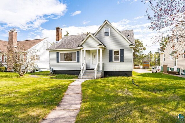 4124 Gilliat St, Duluth, MN 55804 - view of front of home featuring a front lawn and roof with shingles