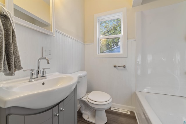2229 Hillcrest Dr, Duluth, MN 55811 - full bath featuring wainscoting, toilet, vanity, and wood finished floors