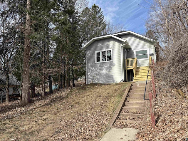 1417 N 7th Ave E, Duluth, MN 55805 - view of front facade featuring stairs
