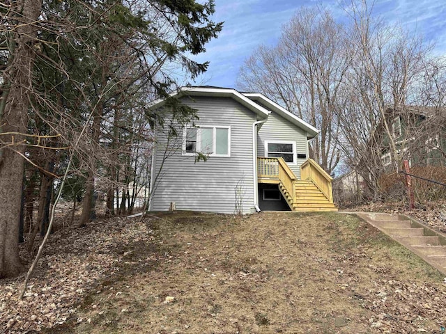 1417 N 7th Ave E, Duluth, MN 55805 - view of front of property with stairway