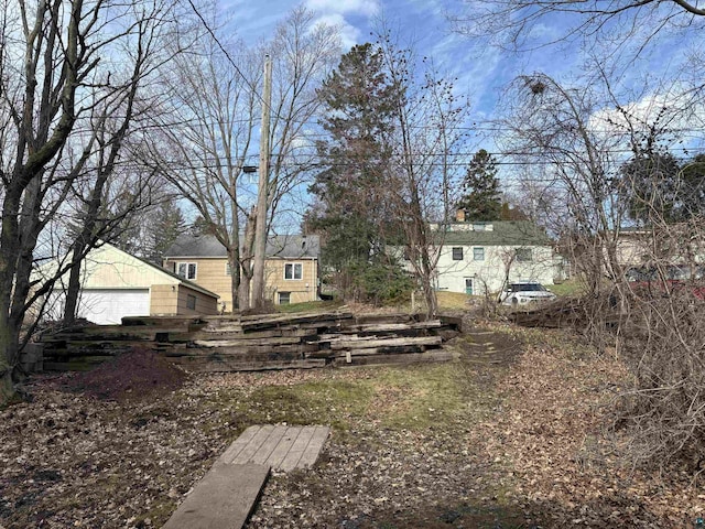 1417 N 7th Ave E, Duluth, MN 55805 - view of yard featuring a garage