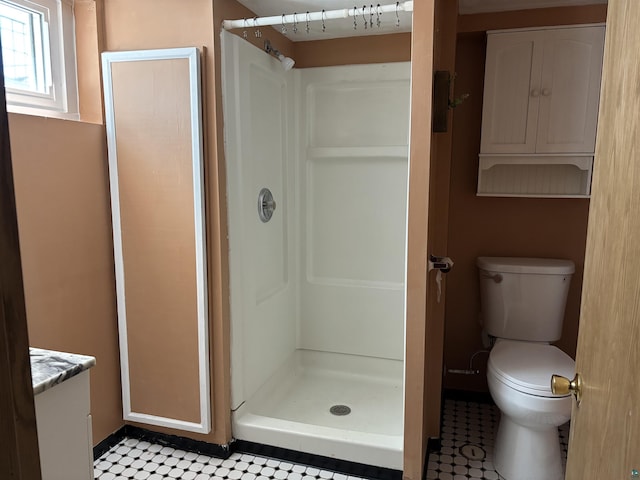 620 N 40th Ave W, Duluth, MN 55807 - full bathroom featuring a shower stall, vanity, and toilet