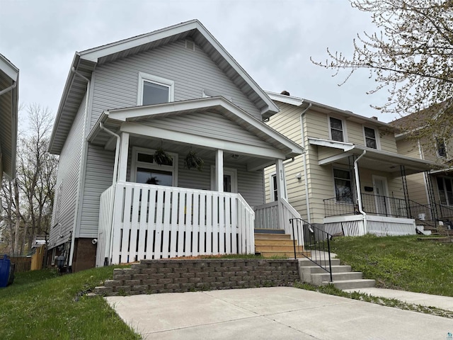 819 N 10th Ave E, Duluth, MN 55805 - view of front facade featuring a porch