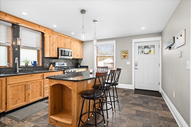 26 N 59th Ave W, Duluth, MN 55807 - kitchen featuring stainless steel appliances, a sink, baseboards, a kitchen breakfast bar, and recessed lighting