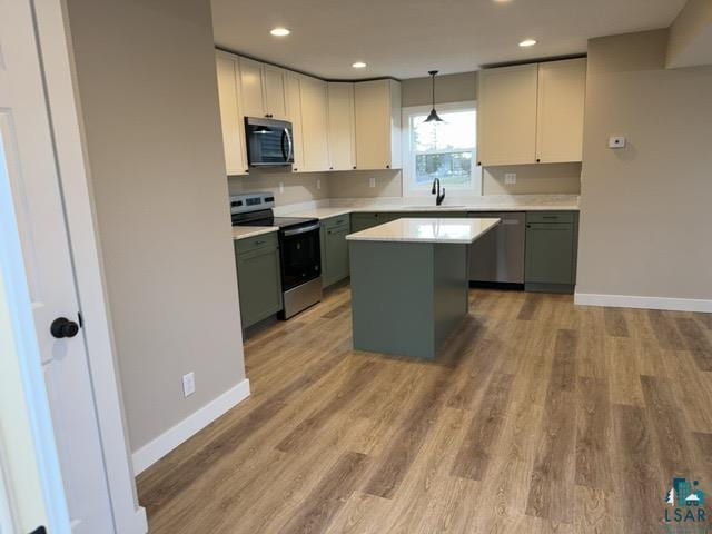 402 N Elba Ave, Eveleth, MN 55734 - kitchen featuring stainless steel appliances, a sink, baseboards, light countertops, and recessed lighting
