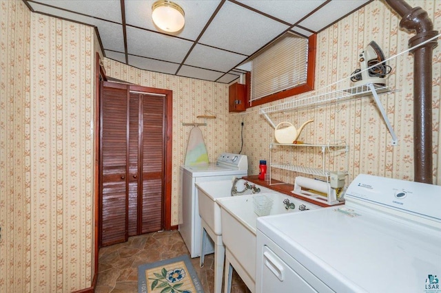 997 85th Ave W, Duluth, MN 55808 - washroom featuring washing machine and dryer and wallpapered walls