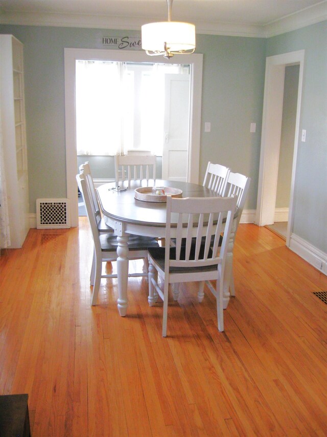 509 N 47th Ave W, Duluth, MN 55807 - dining area featuring crown molding, light wood finished floors, a chandelier, and baseboards
