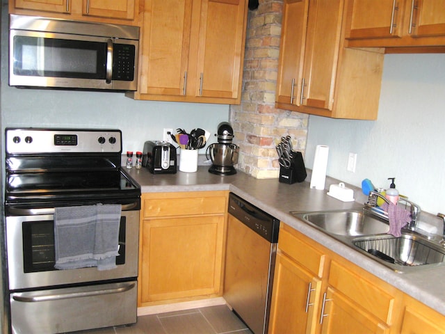 509 N 47th Ave W, Duluth, MN 55807 - kitchen with stainless steel appliances, a sink, light countertops, and tasteful backsplash