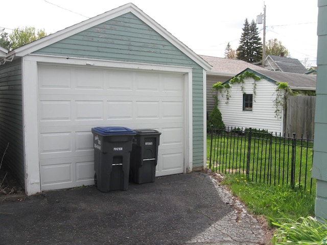 509 N 47th Ave W, Duluth, MN 55807 - detached garage with driveway