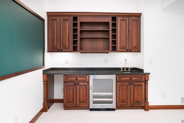 596 W Wabasha St, Duluth, MN 55803 - indoor wet bar with beverage cooler, light colored carpet, and baseboards