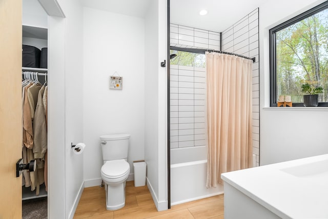 2413 Lismore Rd, Duluth, MN 55804 - full bath featuring toilet, shower / bathtub combination with curtain, vanity, wood finished floors, and baseboards