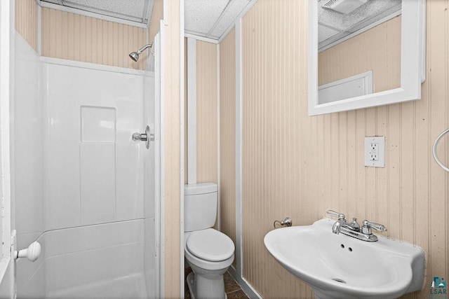 627 E Skyline Pkwy, Duluth, MN 55805 - full bath with a shower, toilet, a sink, a drop ceiling, and wooden walls