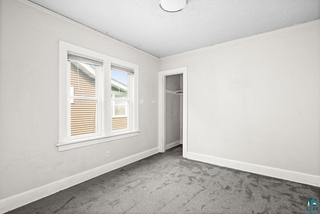 627 E Skyline Pkwy, Duluth, MN 55805 - unfurnished bedroom with carpet floors, baseboards, crown molding, a textured ceiling, and a closet