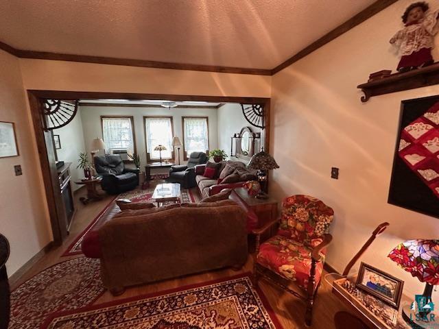1601 W 4th Ave, International Falls, MN 56649 - living room with ornamental molding