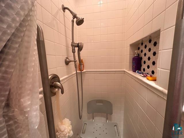 1601 W 4th Ave, International Falls, MN 56649 - full bath with a stall shower
