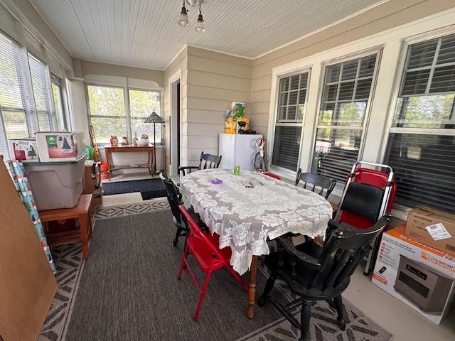 1601 W 4th Ave, International Falls, MN 56649 - sunroom with crown molding