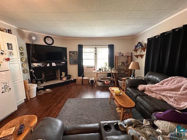 1601 W 4th Ave, International Falls, MN 56649 - living area featuring wood finished floors and crown molding