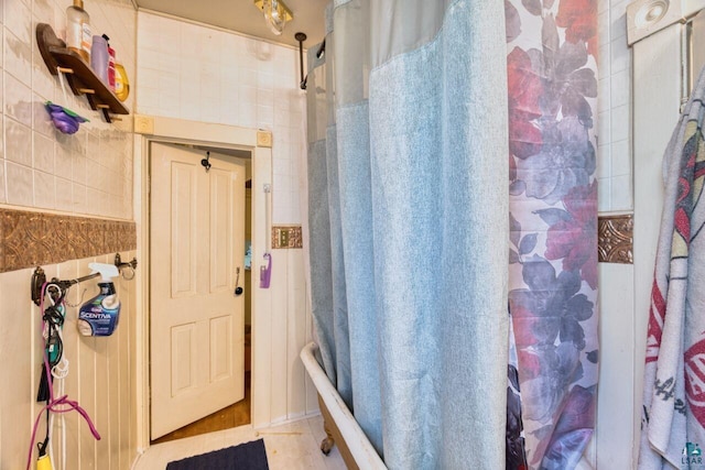 316 W 3rd Ave N, Aurora, MN 55705 - bathroom with shower / bath combo with shower curtain