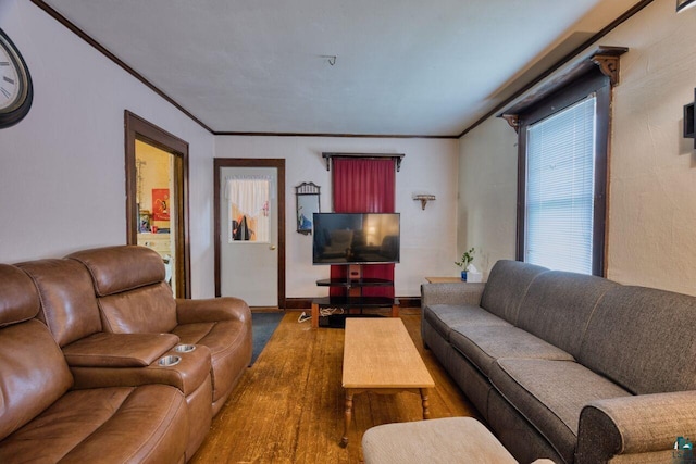 316 W 3rd Ave N, Aurora, MN 55705 - living room featuring ornamental molding