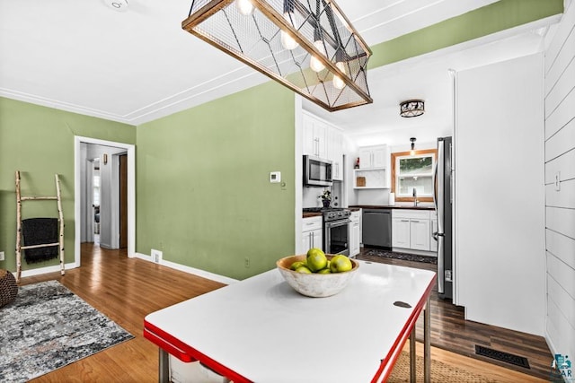 609 N 34th Ave E, Duluth, MN 55804 - dining room with dark wood finished floors and baseboards