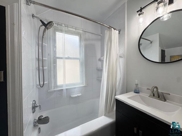 17 S 57th Ave E, Duluth, MN 55804 - bathroom featuring shower / tub combo with curtain and vanity