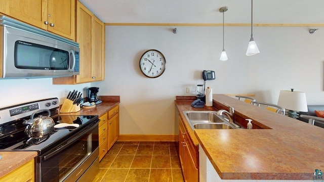 21 E Wisconsin St Unit 302, Grand Marais, MN 55604 - kitchen featuring stainless steel appliances, a sink, a peninsula, baseboards, and dark tile patterned flooring