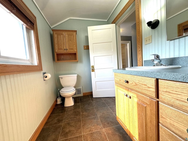 638 E James St, Ely, MN 55731 - bathroom featuring lofted ceiling, crown molding, vanity, toilet, and baseboards