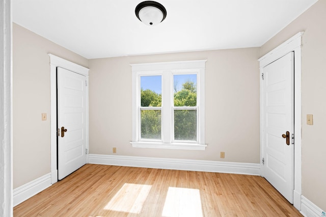 808 N 6th Ave E, Duluth, MN 55805 - entrance foyer with light wood-style flooring
