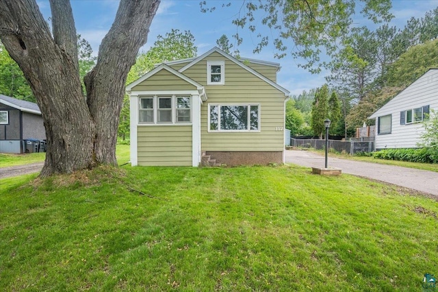 117 W Toledo St, Duluth, MN 55811 - view of front of home featuring gravel driveway