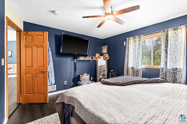 1464 Heather Ln, Cromwell, MN 55726 - bedroom featuring wood finished floors, a textured ceiling, and ceiling fan