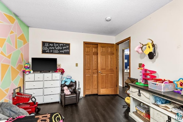 1464 Heather Ln, Cromwell, MN 55726 - bedroom featuring dark wood-type flooring, a textured ceiling, and a closet