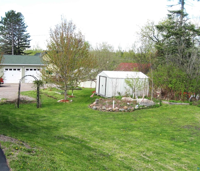 627 4th St, Proctor, MN 55810 - view of grassy yard with a storage shed