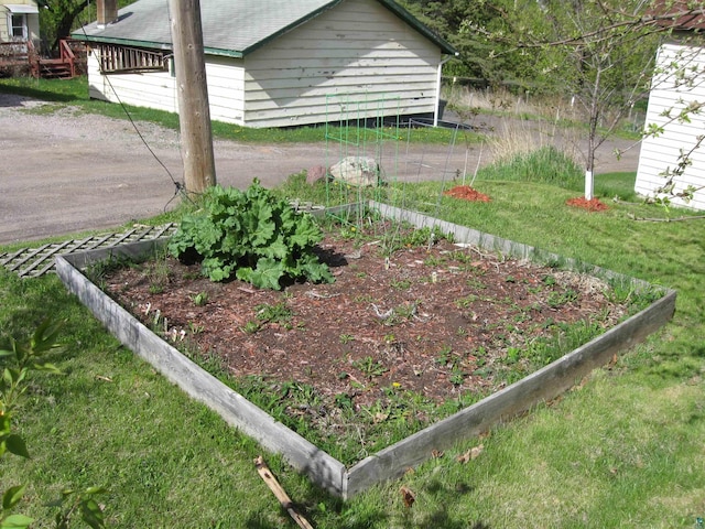 627 4th St, Proctor, MN 55810 - view of green lawn with a garden
