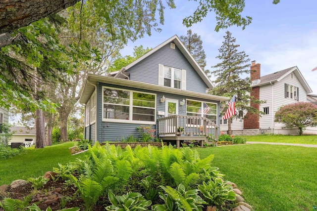 324 W Wabasha St, Duluth, MN 55803 - bungalow-style home featuring a front lawn and a deck