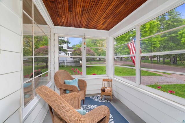 324 W Wabasha St, Duluth, MN 55803 - sunroom / solarium with healthy amount of natural light