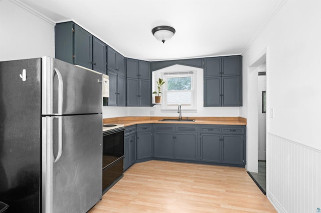 1707 Swan Lake Rd, Duluth, MN 55811 - kitchen featuring freestanding refrigerator, electric stove, light wood-style floors, light countertops, and crown molding